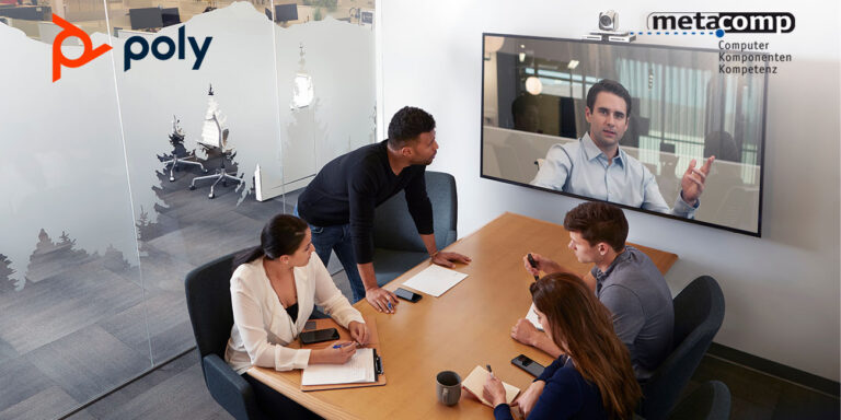 Personen sitzen am Konferenztisch mit Videoübertragung