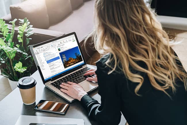 Office 365 für Mac - Outlook auf Macbook Frau