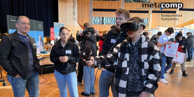 MetaComp Team mit Besucher auf der Messe