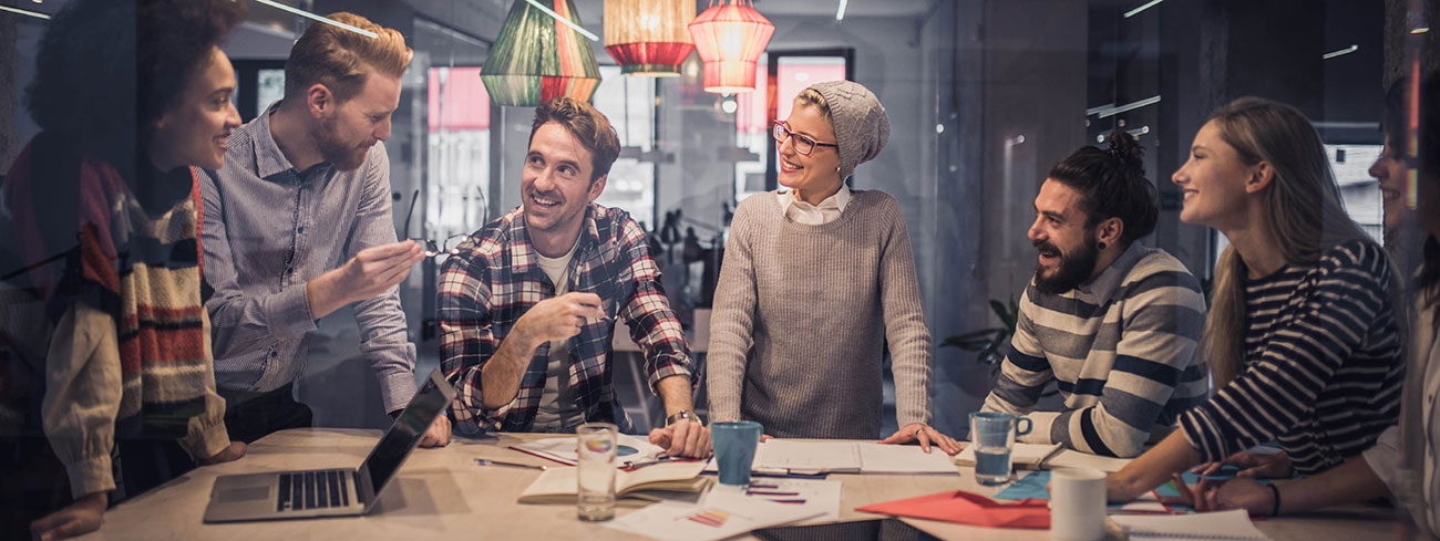 Menschen an einem Tisch in einem Büro