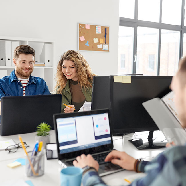 zwei Personen die an ihren Laptops arbeiten